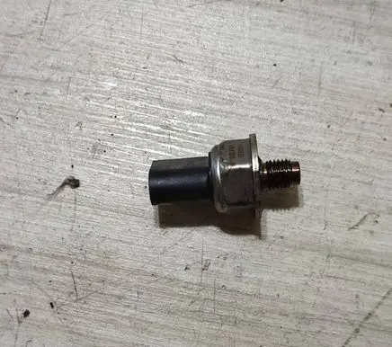 Mercedes-Benz CLA C117 X117 W117 Fuel pressure sensor 28389851