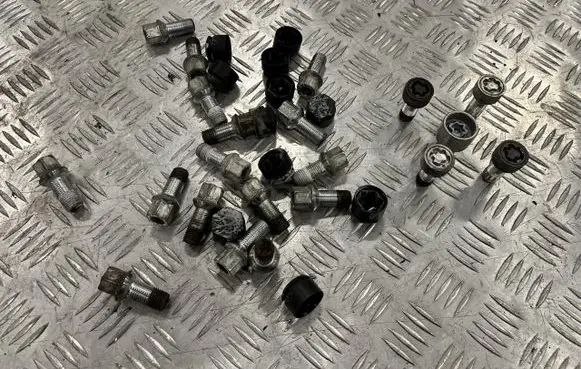 Seat Arona Anti-theft wheel nuts and lock VW21205