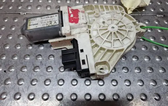 Audi Q7 4L Rear door window regulator motor 4L0959801B S18031761