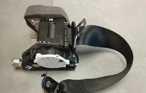 Rear seatbelt
