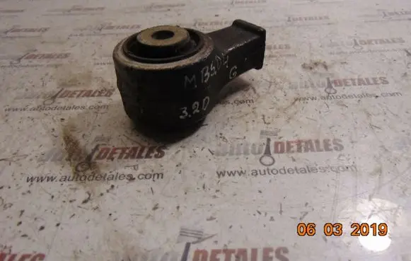 Mercedes-Benz S W220 Engine mount bracket