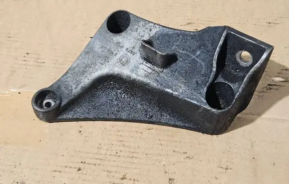 BMW 5 E39 Engine mounting bracket 6750441 6576