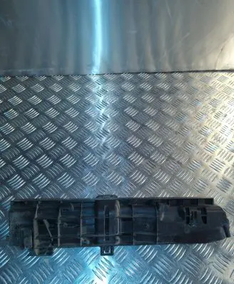 BMW 1 E81 E87 Radiator mount bracket 11074110 752A912