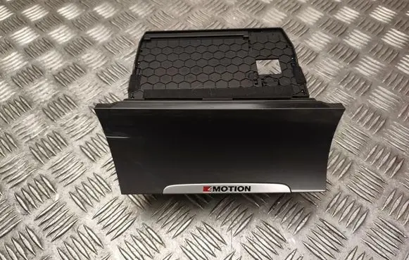 Volkswagen Golf III Glove box 5G1863391