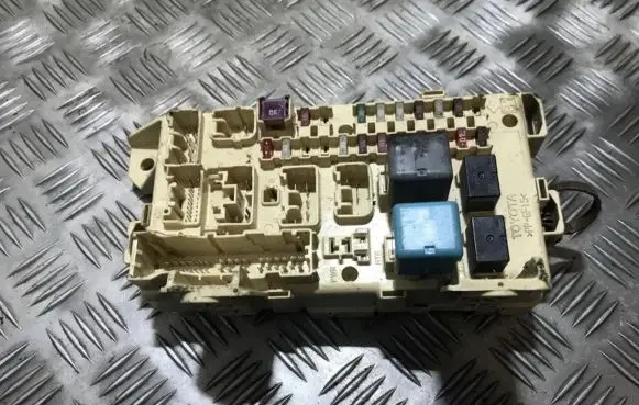 Toyota Avensis Verso Fuse box set 8922144050 ta274