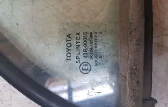 Toyota Avensis T250 Rear vent window glass 43R00048