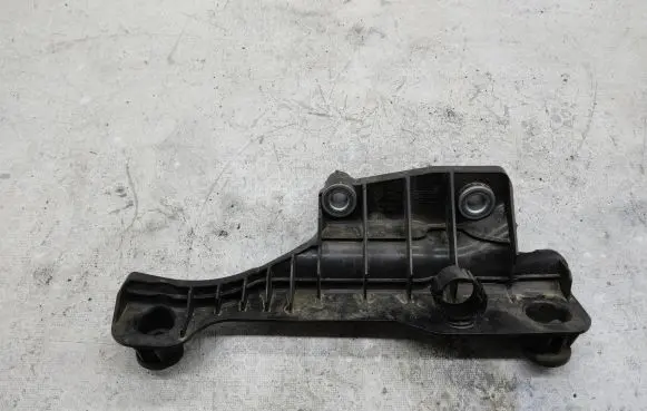 Land Rover Range Rover Velar Intercooler pipe mounting bracket M8a2-6k767-ab
