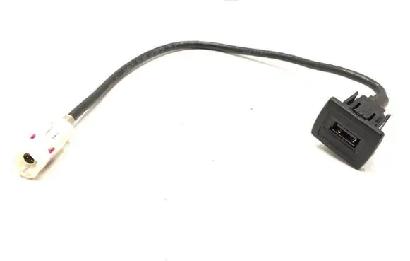 Mercedes-Benz E W212 USB socket connector 1728200515