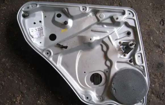Rear door manual window regulator