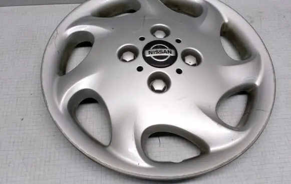 Nissan Maxima R15 wheel hub/cap/trim 40315BM404
