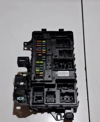 Ford Mustang VI Fuse module JR3T15604