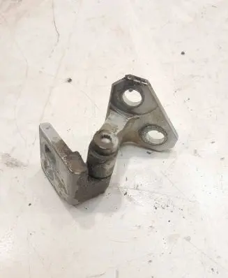 Volkswagen Jetta V Front door upper hinge