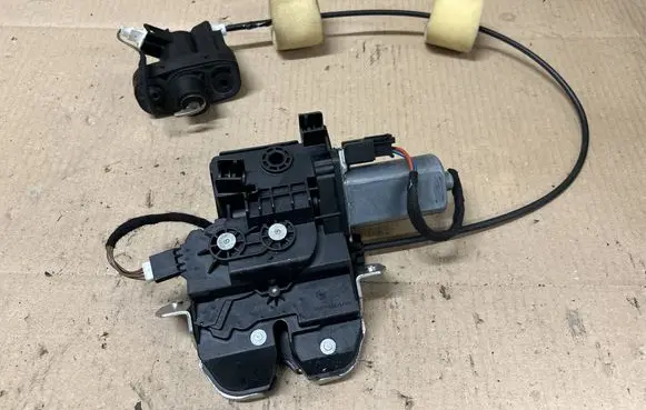 Mercedes-Benz S W221 Tailgate/trunk/boot lock/catch/latch 2217500085 A2217500085