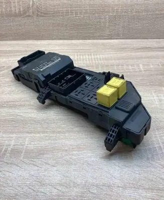 Opel Vectra C Fuse module 13165970 24443147