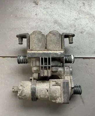 BMW 5 E39 Coolant heater control valve 8374994 1147412135