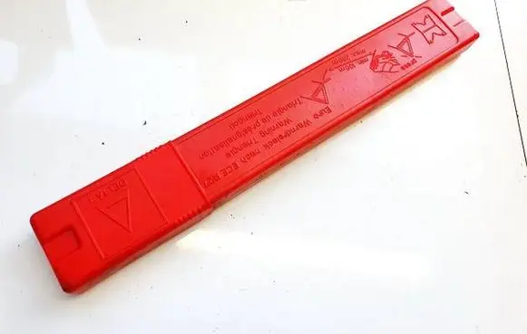Volkswagen PASSAT B7 Emergency warning sign 8D9860251B