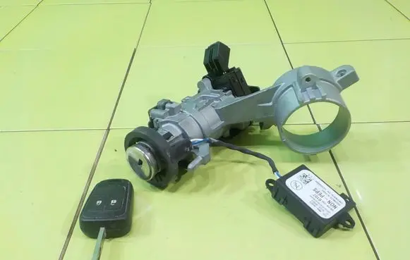 Opel Astra J Ignition lock 20939745