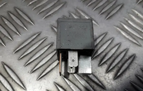 Volkswagen PASSAT B5.5 Other relay 8D0951253 V23134-J52-X300
