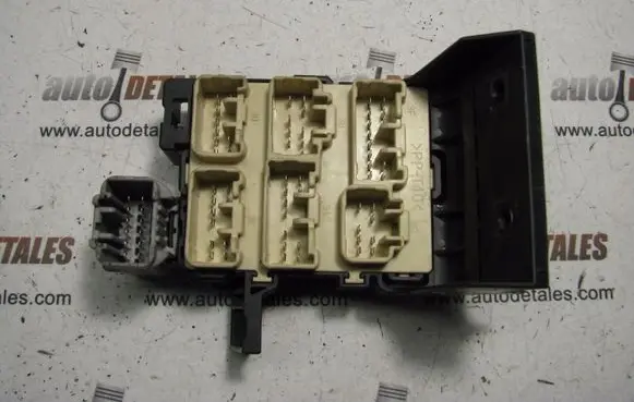 Toyota Corolla Verso AR10 Fuse module 8273405020