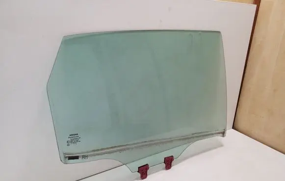 Nissan Qashqai J12 Rear door window glass
