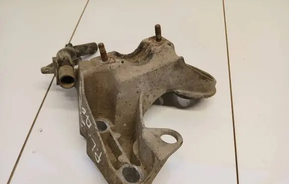 Audi A6 S6 C5 4B Engine mounting bracket