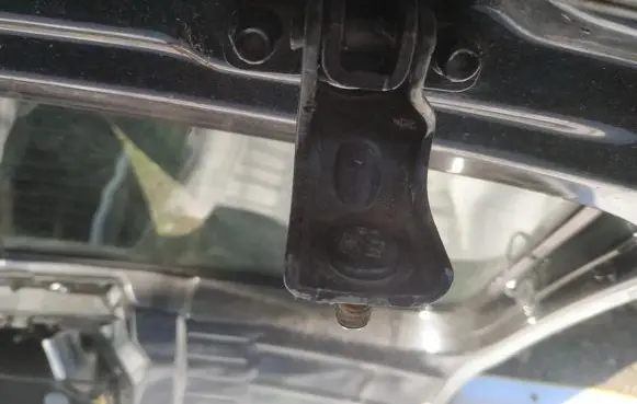 Volkswagen Fox Tailgate/trunk/boot hinge