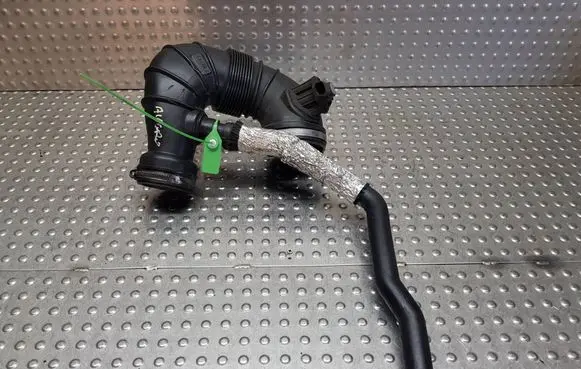 Mercedes-Benz C W204 Turbo air intake inlet pipe/hose S26370546 A6510900337