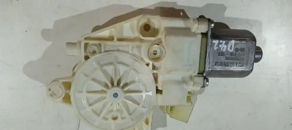 Mercedes-Benz E W212 Front door window regulator motor 0130822502 A2048200242