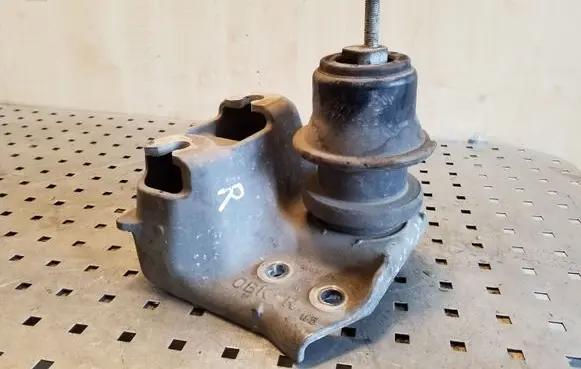 Subaru Outback Engine mount bracket