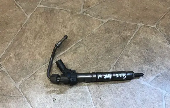 Mercedes-Benz E A207 Fuel injector A642070