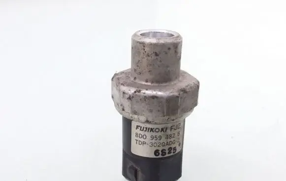 Volkswagen PASSAT B5 Air conditioning (A/C) pressure sensor 8D0959482B TDP302QADG2
