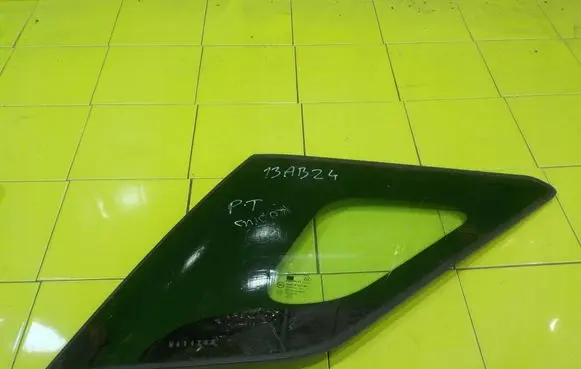 SsangYong Rodius Front triangle window/glass 