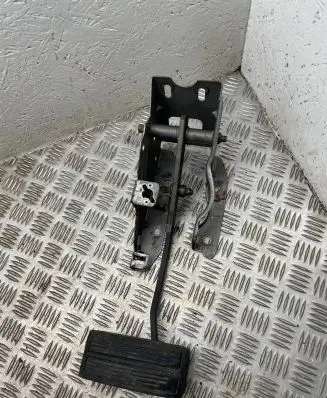 Chrysler Grand Voyager IV Brake pedal