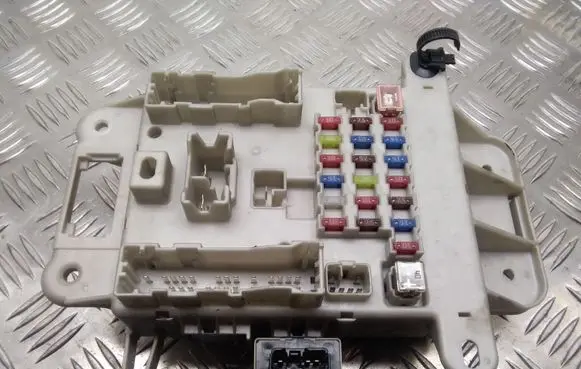 Toyota RAV 4 (XA20) Fuse module PPT25P5
