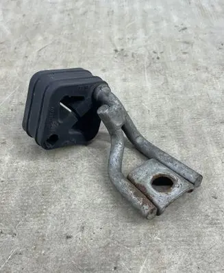 BMW 6 F12 F13 Muffler mount bracket/holder 7589950