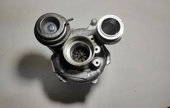 BMW 5 F10 F11 Turbo 7605794 8216130004