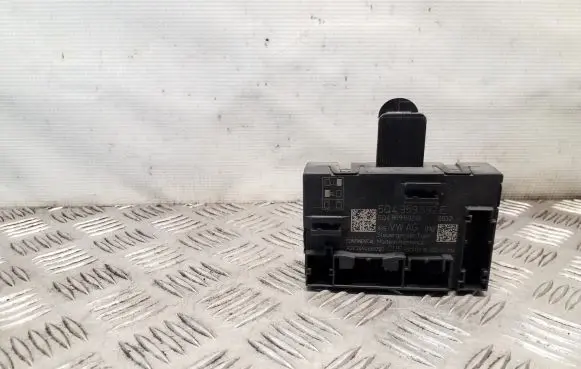 Skoda Superb B8 (3V) Door control unit/module 5Q4959592E 5Q4959592B