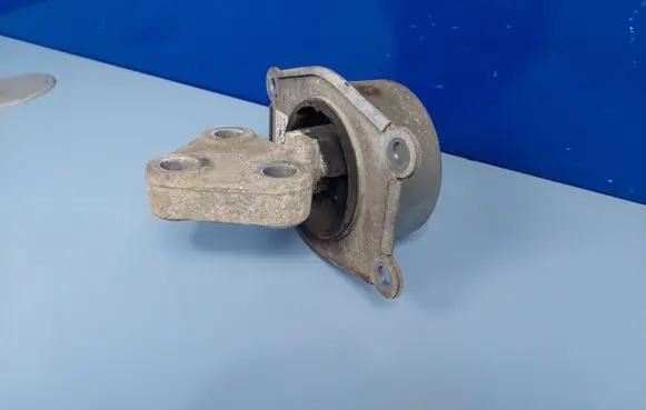 Engine mount bracket