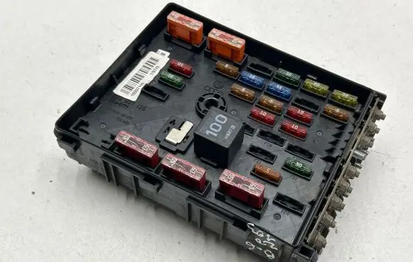 Volkswagen PASSAT B6 Fuse module 3C0937125 63592777