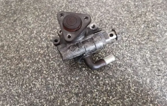 Audi A4 S4 B5 8D Power steering pump