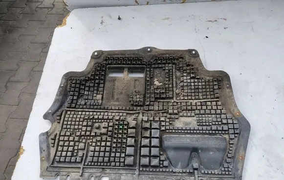 Volkswagen PASSAT B7 Engine splash shield/under tray 3C0825237H