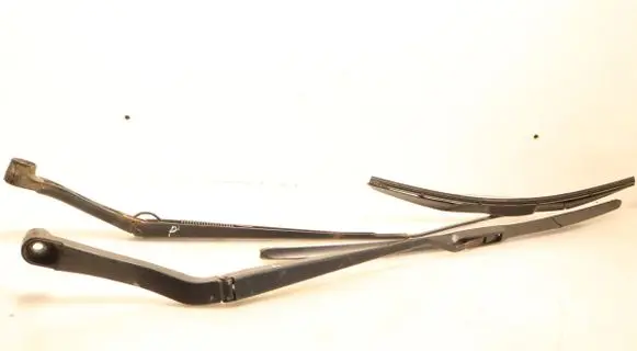 Front wiper blade arm