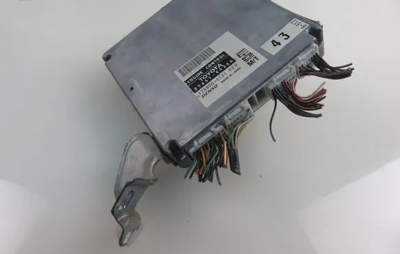 Toyota Avensis T220 Engine control unit/module 1758005121 8966144300