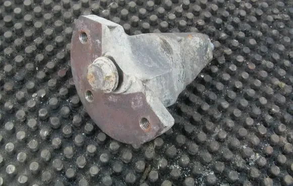 Seat Alhambra (Mk1) Engine mounting bracket 7M3199312