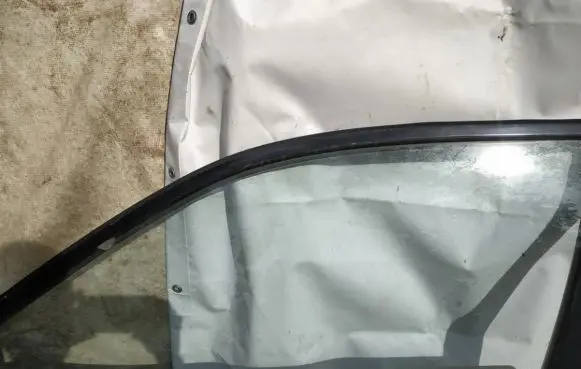 Mitsubishi Colt Front door window glass four-door