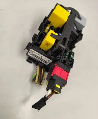 Peugeot 308 Fuse module 9806192580 V3317611107231041 23283