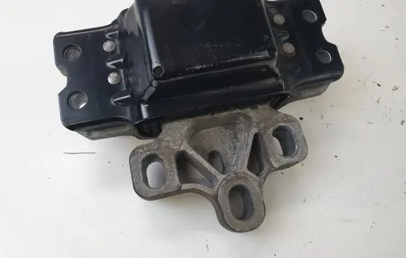 Volkswagen PASSAT B6 Engine mount bracket 3C0199555