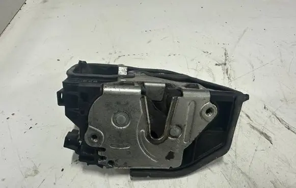BMW X3 E83 Front door lock 7154628