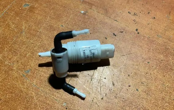 Mini One - Cooper R50 - 53 Windscreen/windshield washer pump 837742903 8377429 13037710