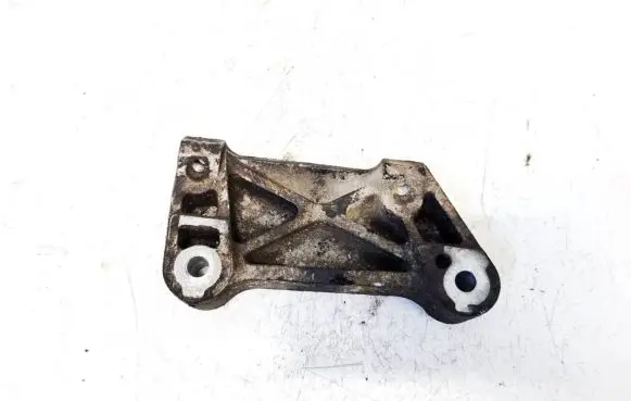 Honda FR-V Engine mounting bracket